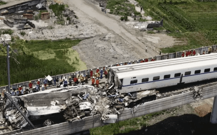 723動車事故溫州幸存下來的小伊伊