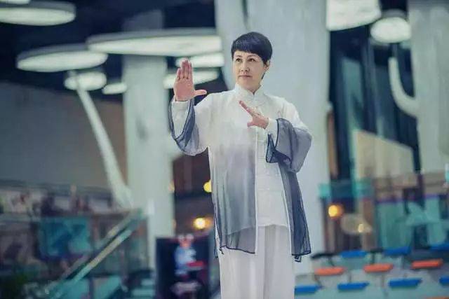 張凱麗個人簡歷