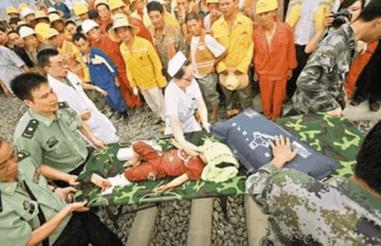723動車事故溫州幸存下來的小伊伊