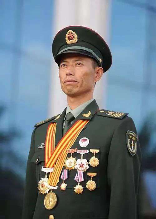 我國(guó)軍銜等級(jí)肩章排列圖片