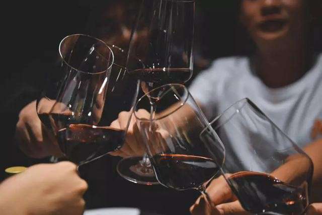 打疫苗后多久可以喝酒(新冠疫苗不讓喝酒原因)
