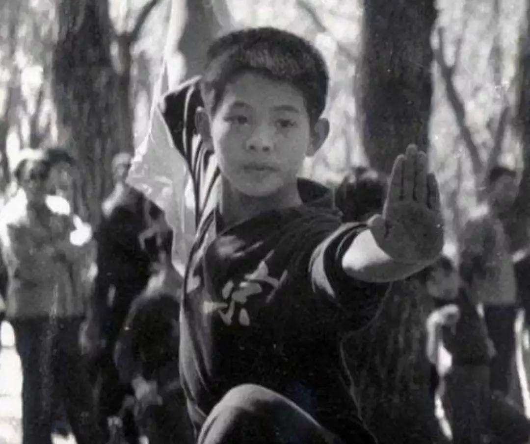 李連杰的家世背景到底有多牛？爺爺爸爸的簡介至今不敢公開