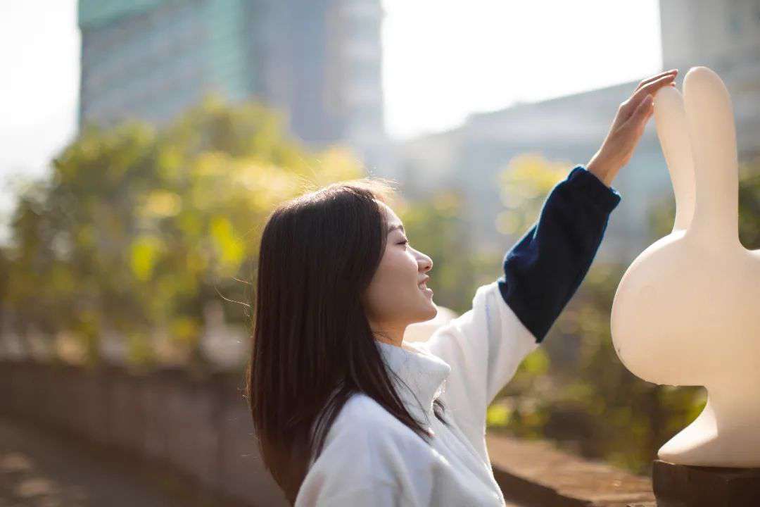 f1.8和f2.4光圈哪個好(適合拍人像的鏡頭)