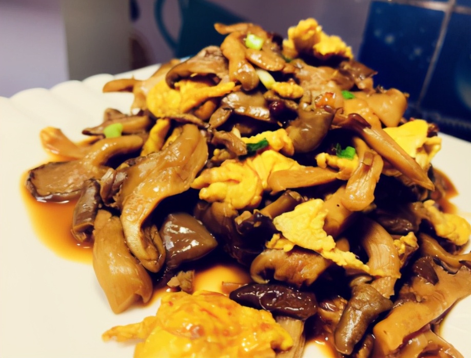 炒平菇要不要焯水有滑滑的東西(平菇沒有焯水會中毒嗎)