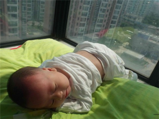 黃疸曬太陽隔著玻璃曬有效果嗎(需要脫了衣服嗎)