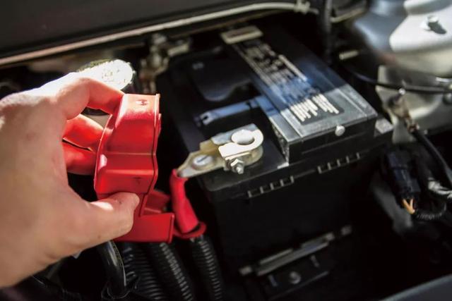 汽車電瓶沒電了怎么恢復電量(怎么才能補起來)