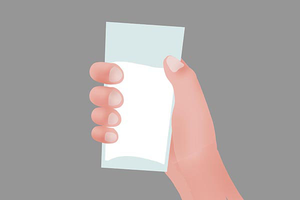 堅持喝牛奶半年的變化（女人每天喝牛奶的好處和壞處）