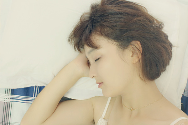 堅持喝牛奶半年的變化（女人每天喝牛奶的好處和壞處）