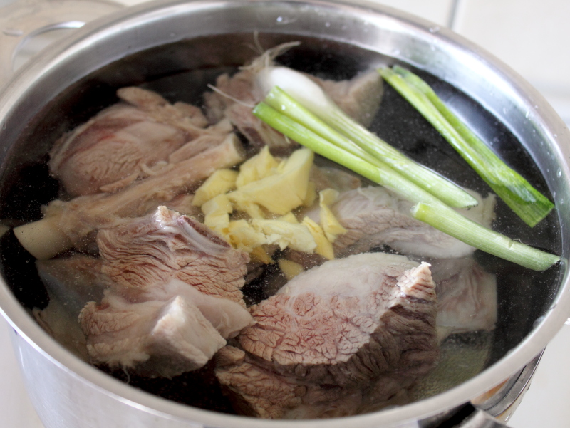 煮羊骨頭放什么調料 煮羊骨頭的正確方法與配料