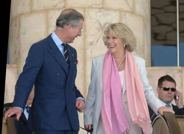 查爾斯為什么那么愛卡米拉 (查爾斯出書說從沒愛過戴安娜)