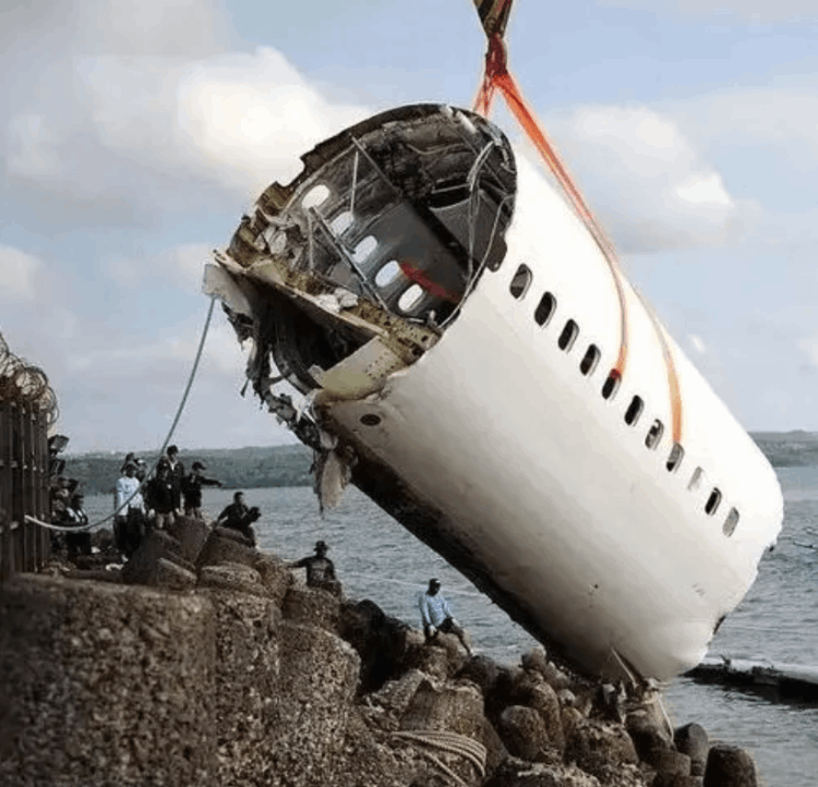 mu5735為什么找不到遺體（飛機墜毀圖血腥圖片）