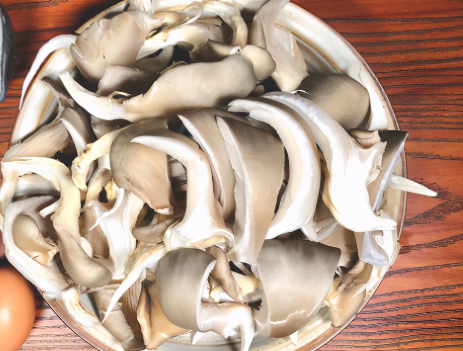 炒平菇要不要焯水有滑滑的東西(平菇沒有焯水會中毒嗎)