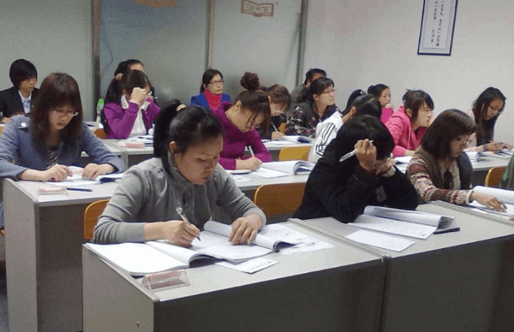 千萬別學漢語言文學專業(漢語言文學好找工作嗎)