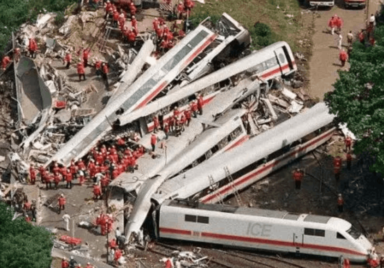 723事故為什么埋活人（中國(guó)動(dòng)車事故為何掩埋）