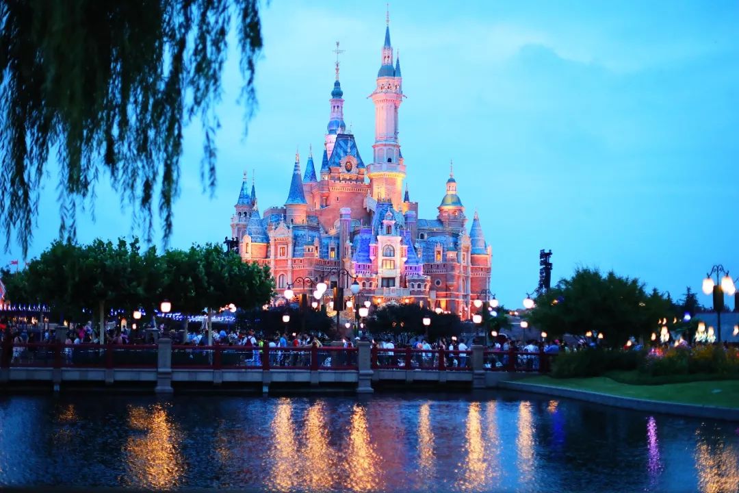 去上海迪士尼花了一萬(情侶去上海迪士尼大概多少錢)