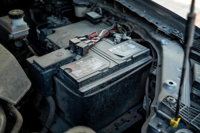 汽車電瓶沒電了怎么恢復電量(怎么才能補起來)