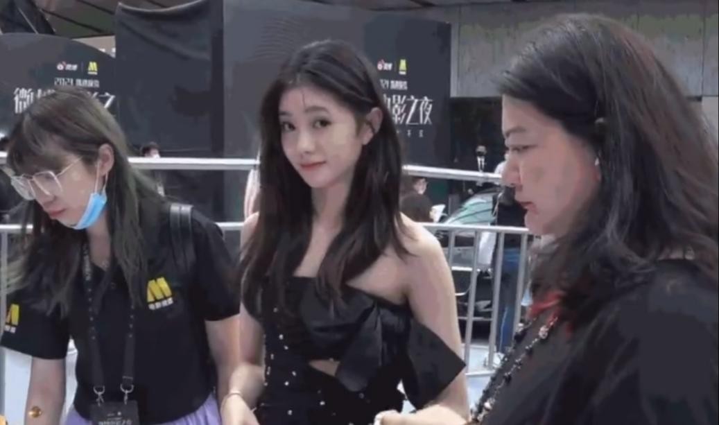 劉浩存的眼睛為什么這么大（劉浩存的眼睛好奇怪）