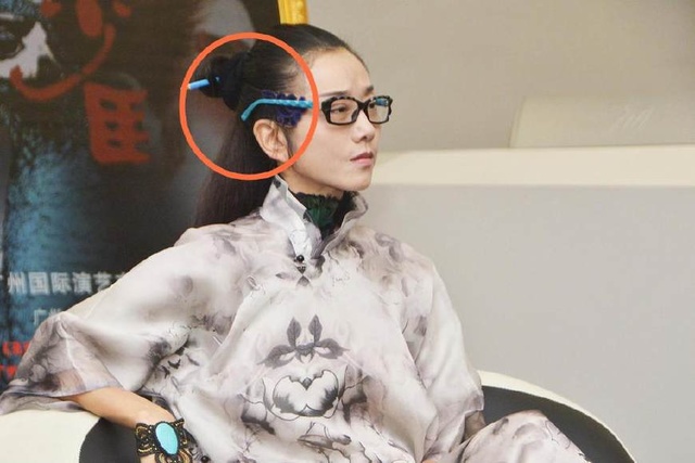 楊麗萍為什么總戴帽子 (楊麗萍結婚了沒有)