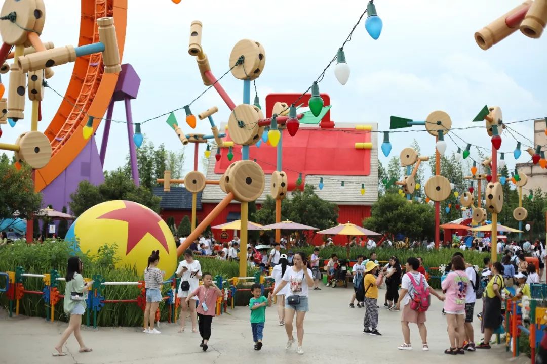 去上海迪士尼花了一萬(情侶去上海迪士尼大概多少錢)