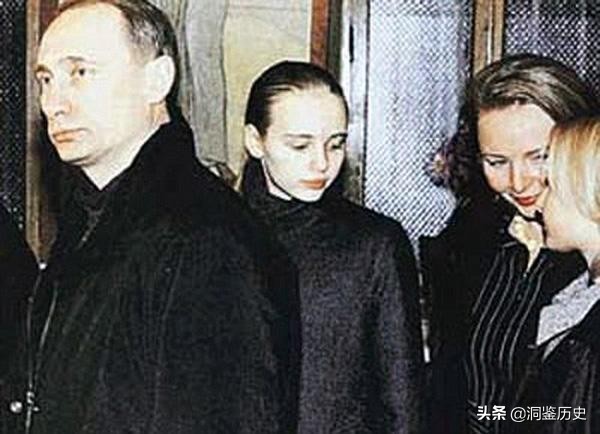 硬漢普京的女兒是干什么的（普京的女兒照片）