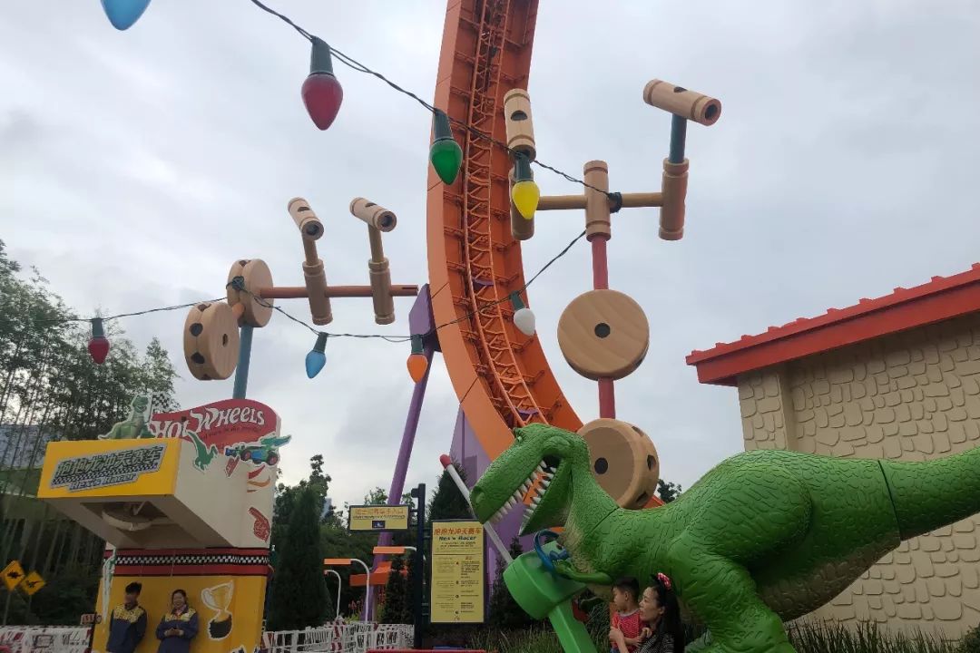 去上海迪士尼花了一萬(情侶去上海迪士尼大概多少錢)