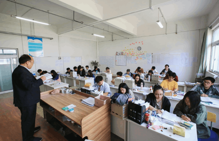 千萬別學漢語言文學專業(漢語言文學好找工作嗎)