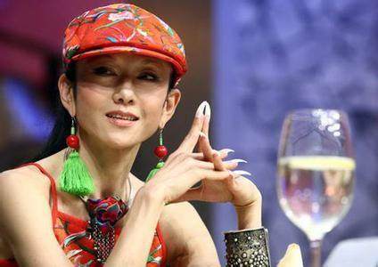 楊麗萍為什么總戴帽子 (楊麗萍結婚了沒有)