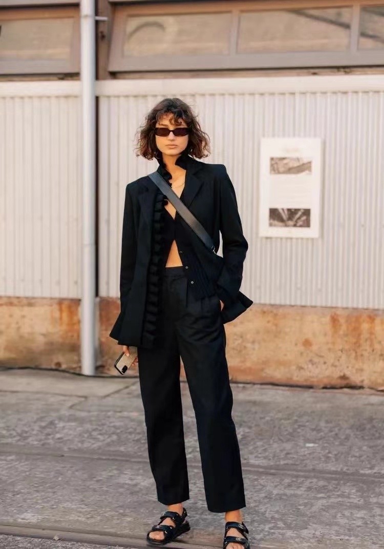 40歲穿什么顏色的衣服好看（四十女人穿衣搭配圖片技巧）