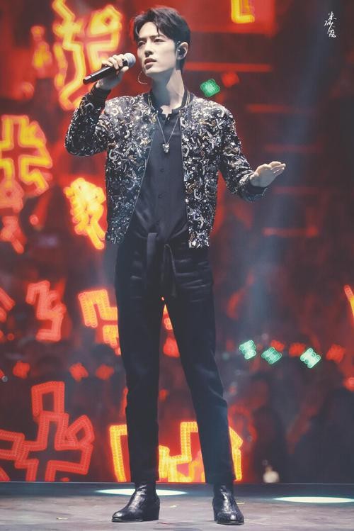 肖戰為什么被全網黑 (肖戰的手為什么這么黑)