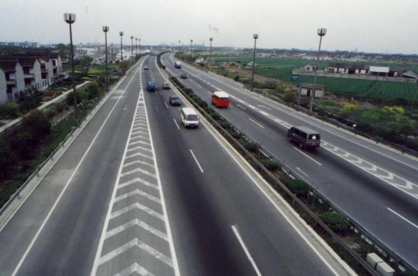 中國第一條高速公路(中國最早的高速公路排名)