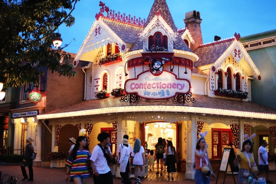 去上海迪士尼花了一萬(情侶去上海迪士尼大概多少錢)