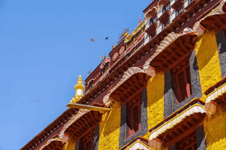 布達拉宮是為誰建造的(布達拉宮建于什么朝代)