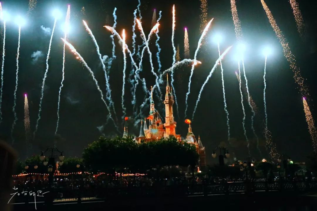 去上海迪士尼花了一萬(情侶去上海迪士尼大概多少錢)