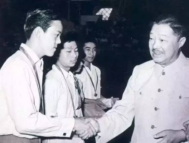 足球為什么不讓軍人踢（國家為什么容忍國足）