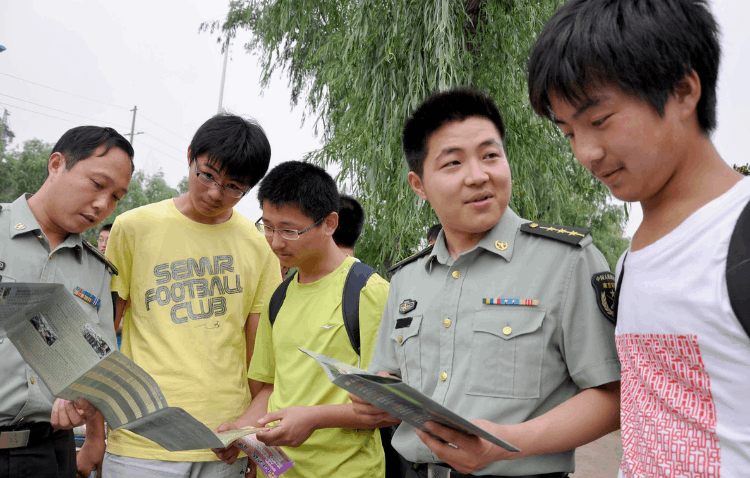 高考想報軍校難不難？它和普通高校差別大嗎？一般家庭不建議報考