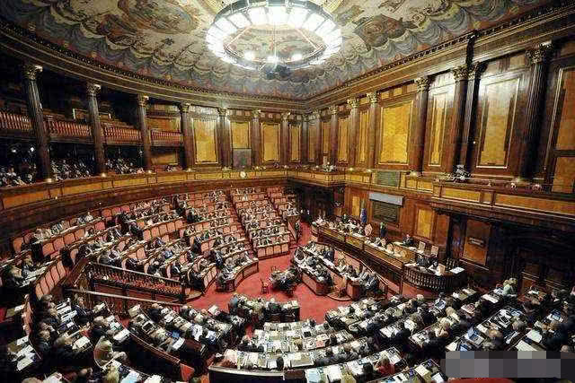 英國首相和女王哪個大（英國女王有實權嗎）