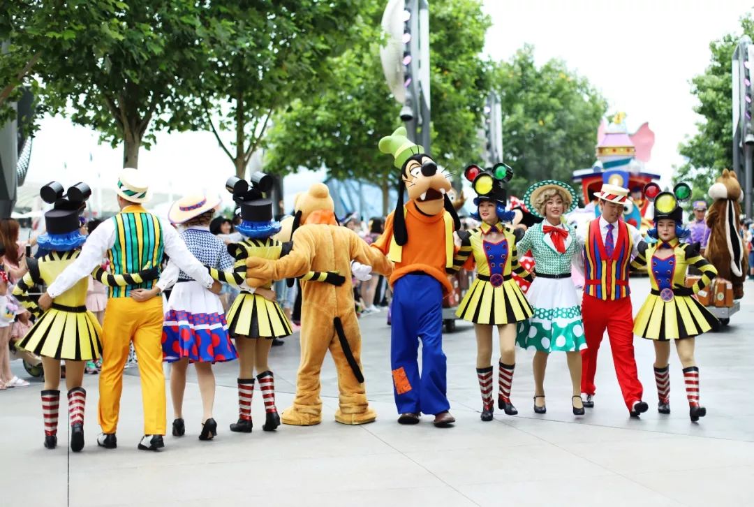 去上海迪士尼花了一萬(情侶去上海迪士尼大概多少錢)