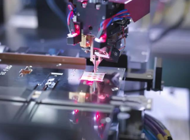 缺芯片是什么原因 中國首臺5納米光刻機