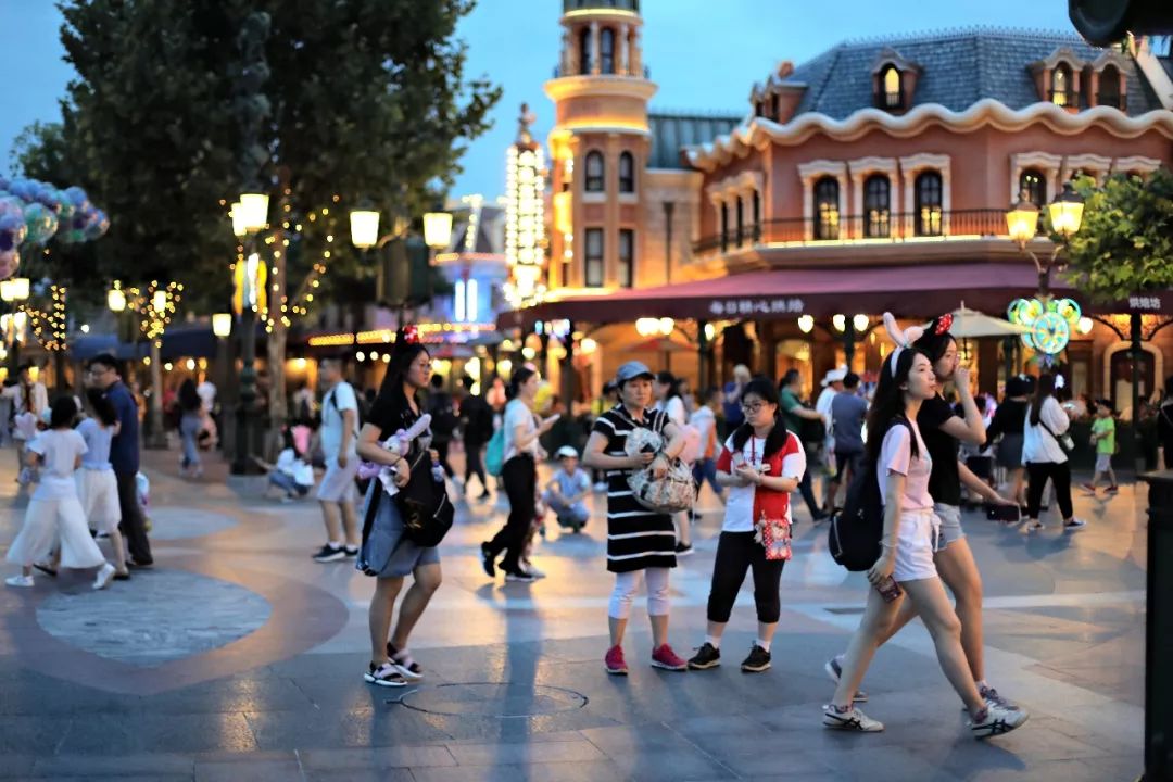 去上海迪士尼花了一萬(情侶去上海迪士尼大概多少錢)