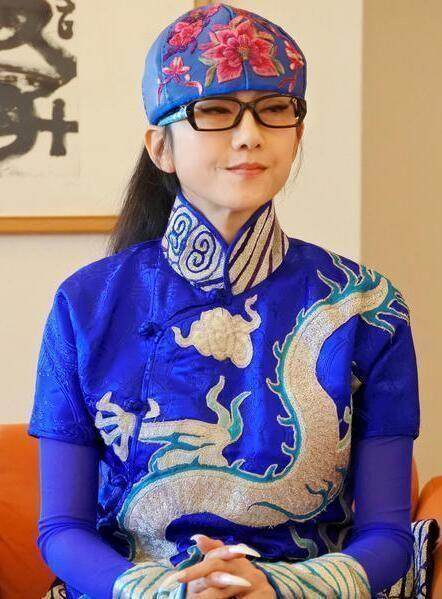 楊麗萍為什么總戴帽子 (楊麗萍結婚了沒有)