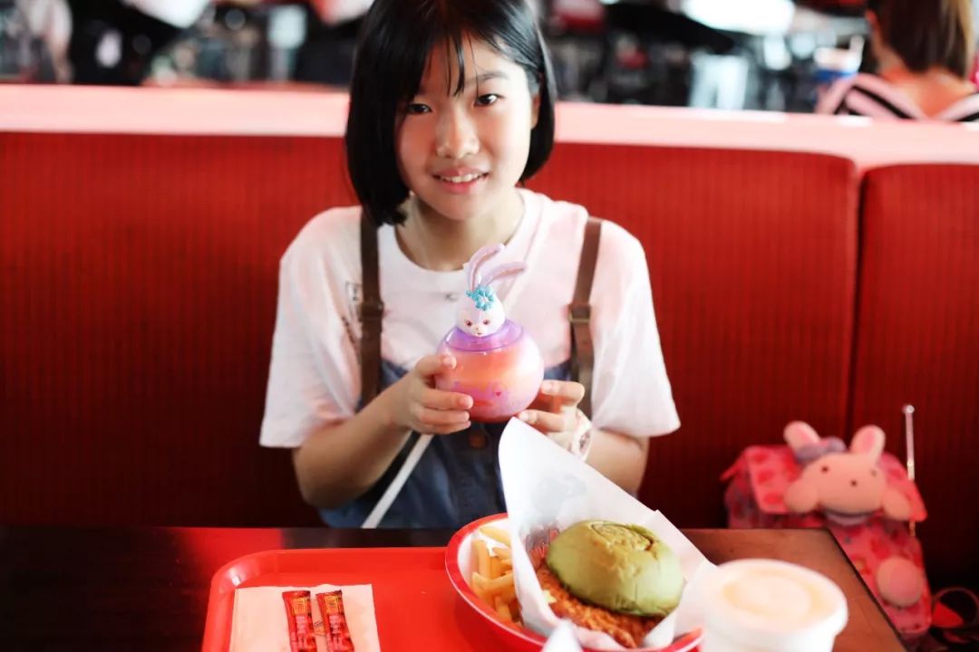 去上海迪士尼花了一萬(情侶去上海迪士尼大概多少錢)