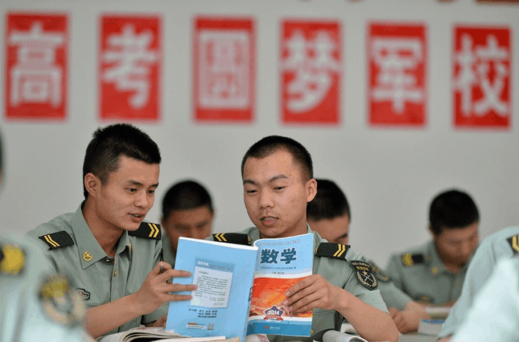 高考想報軍校難不難？它和普通高校差別大嗎？一般家庭不建議報考