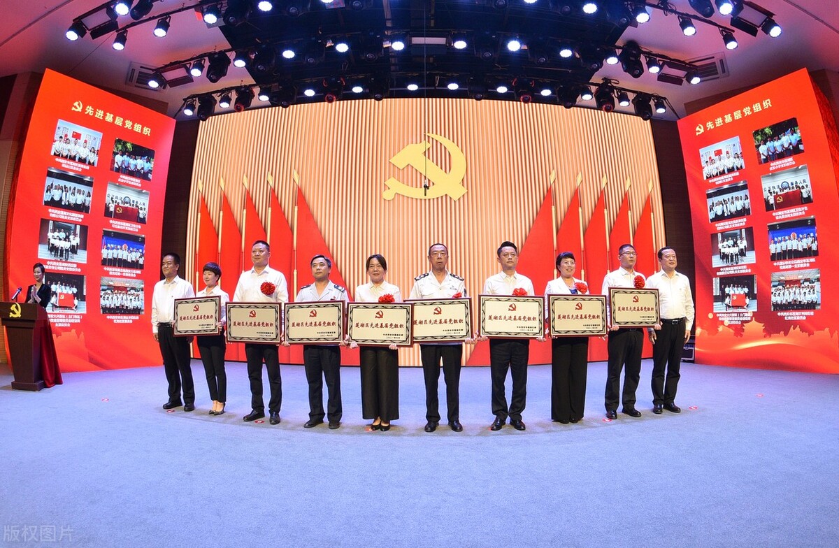 上海居委書記屬于公務(wù)員嗎（行政級別轉(zhuǎn)事業(yè)編）