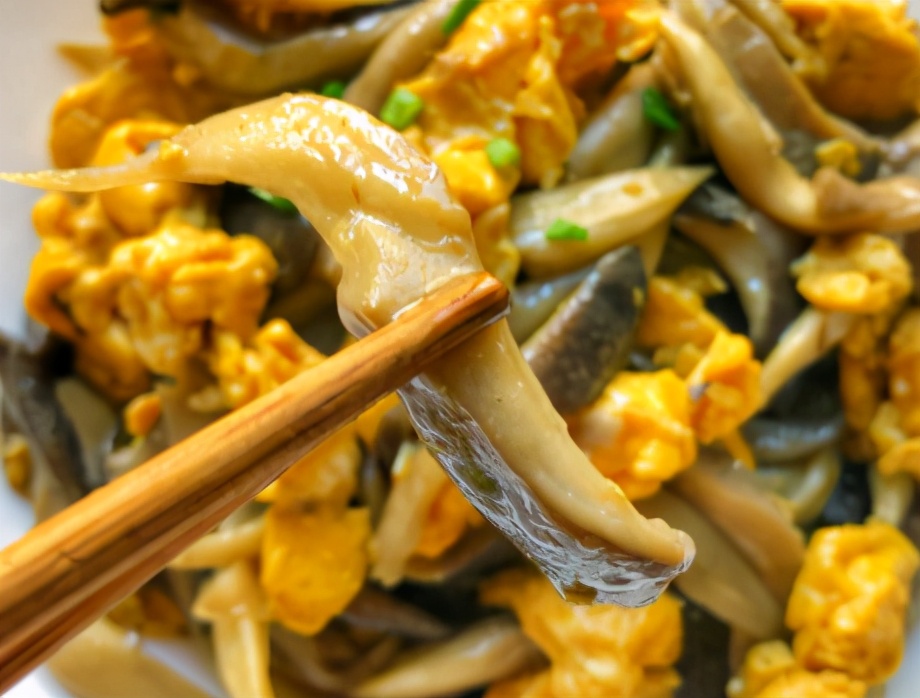 炒平菇要不要焯水有滑滑的東西(平菇沒有焯水會中毒嗎)