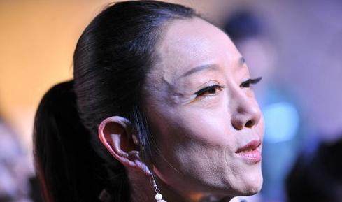 楊麗萍為什么總戴帽子 (楊麗萍結婚了沒有)