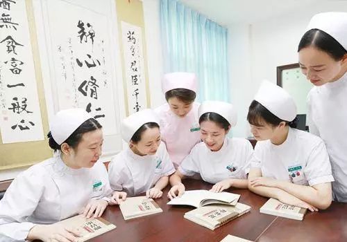 女生做人事好還是行政好(哪個(gè)輕松適合長(zhǎng)期發(fā)展)