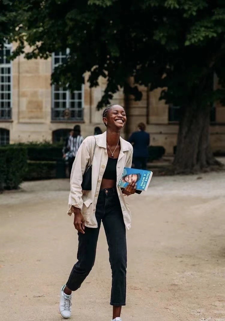 40歲穿什么顏色的衣服好看（四十女人穿衣搭配圖片技巧）