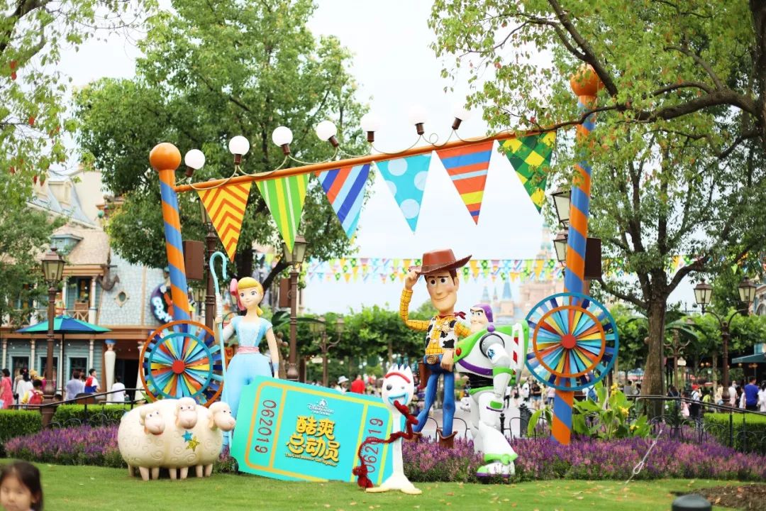 去上海迪士尼花了一萬(情侶去上海迪士尼大概多少錢)