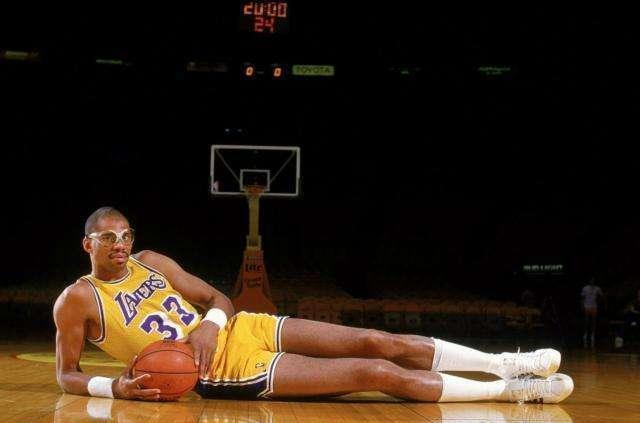 nba33號球衣籃球明星是誰（科比33號球衣的意義）