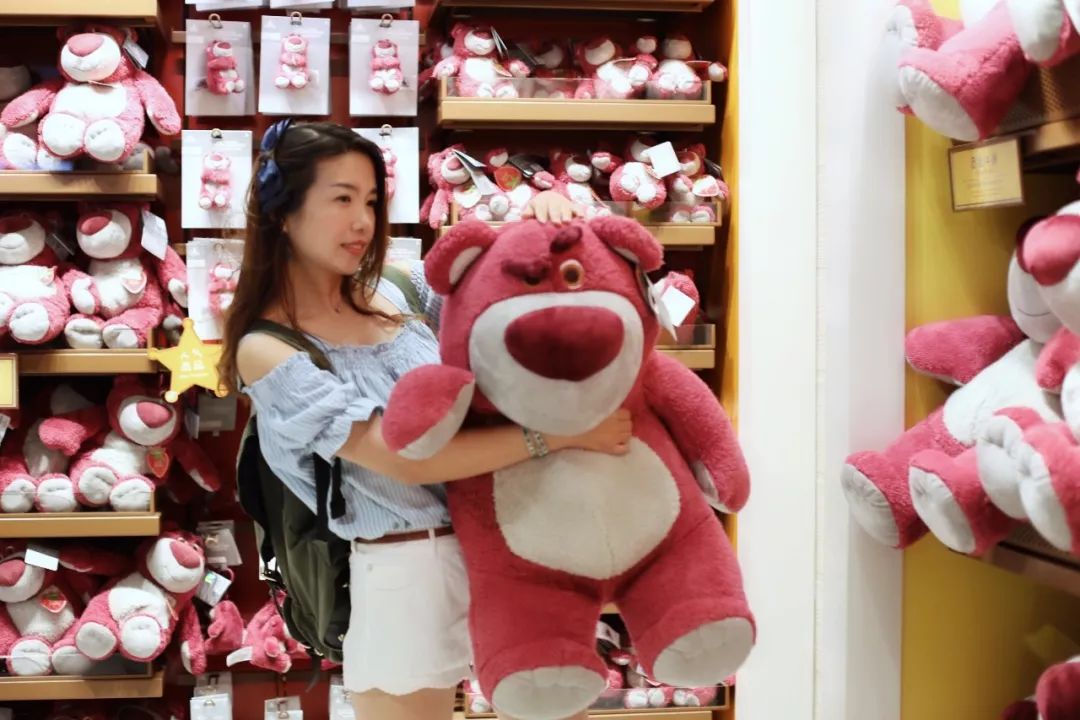 去上海迪士尼花了一萬(情侶去上海迪士尼大概多少錢)